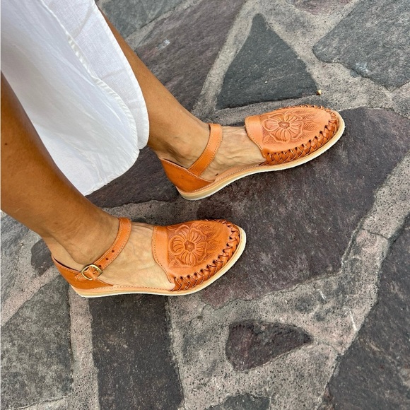 Authentic Embossed Huarache Sandles from Mexico. Flower design closed toe - Picture 2 of 10